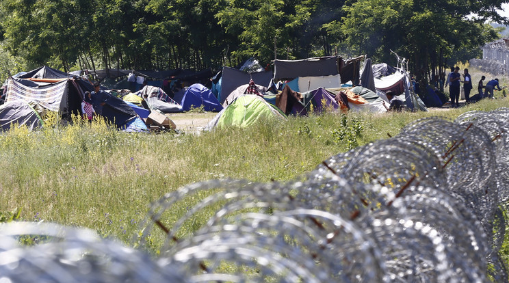 A menekültek a 
kerítés tövében 
várakoznak indulásra készen