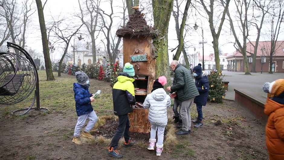 Aleksandrów Łódzki: Plenerowa biblioteczka na książki w parku