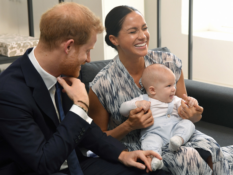 Meghan i Harry pokazali synka. Mały Archie ma na sobie ciuszki z sieciówki