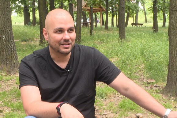 (VIDEO) "MOGU DA SPAVAM I NA KLUPI AKO IMAM NEKOGA KO ME VOLI" Naš pevač je kao mlad ostao bez oca, kosa mu je opadala zbog stresa, a sad priznao: "Voleo bih da postanem tata"
