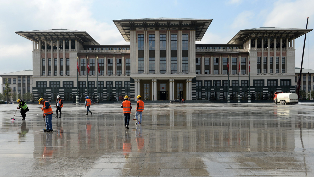 Nowy olbrzymi pałac w Ankarze, Ak Saraj, czyli biały pałac, od czwartku jest siedzibą prezydenta Turcji. Krytykowany za okazałość, nie ma raczej cech typowych dla architektury Turcji. Należy do największych pałaców świata i może nawet trafi do księgi Guinnessa.