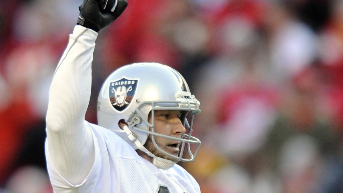 Sebastian Janikowski jak zwykle był najjaśniejszym punktem Oakland Raiders, nawet mimo porażki ekipy z Kalifornii. Miejsce w fazie play-off zapewnili sobie Indianapolis Colts i Cincinnati Bengals.