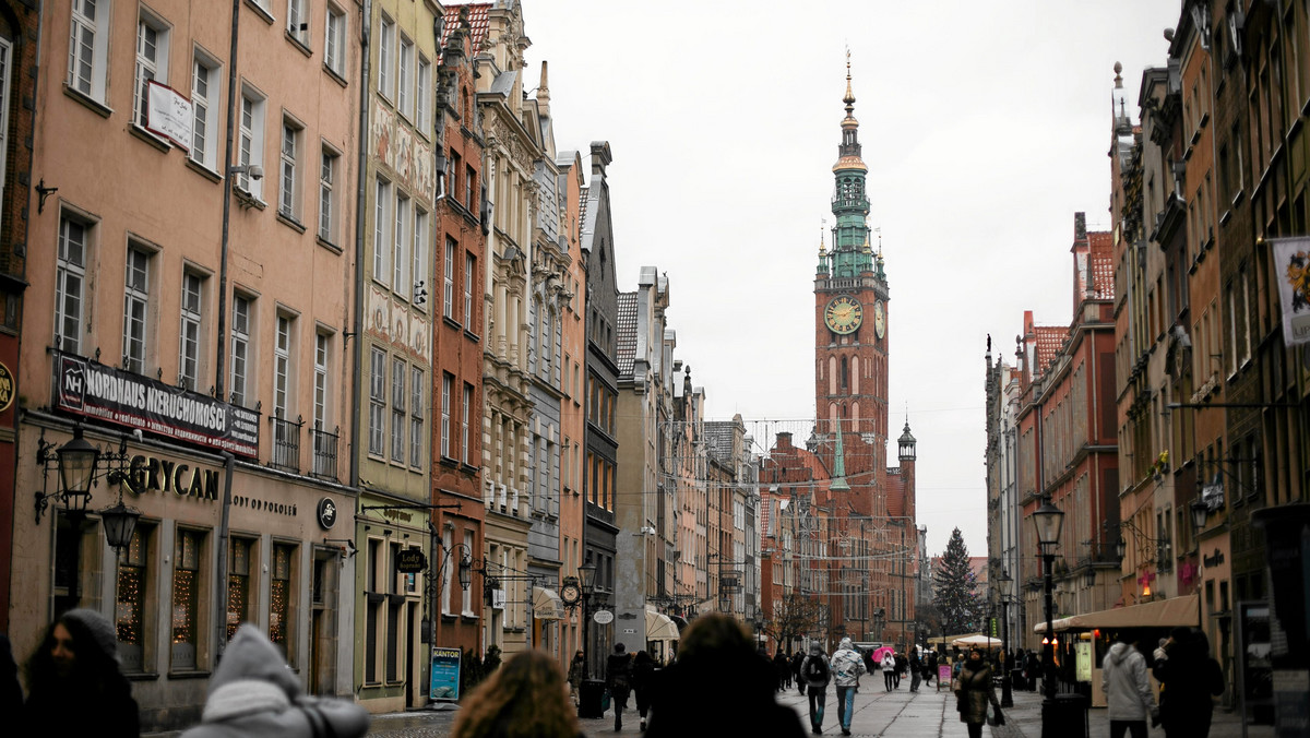 Trzymacz - oryginalny element latarni smolnej powrócił wczoraj na ścianę Ratusza Głównego Miasta Gdańska. Zabytek przekazało gospodarzom ratusza w depozyt gdańskie Muzeum Narodowe, do którego trzymacz trafił po II wojnie światowej.