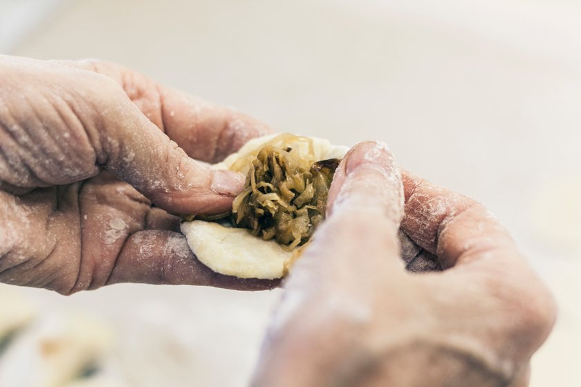 Lubią je wszyscy, nie wszyscy potrafią zrobić... Sekrety idealnych pierogów – ciasto, lepienie, mrożenie