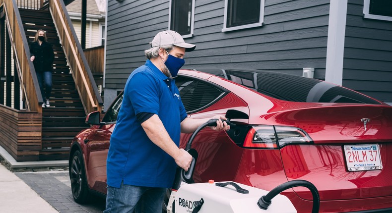 Using the portable Roadie charging system
