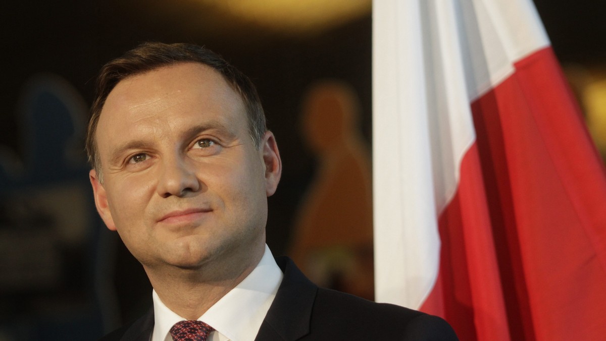 Połowa badanych sondażu Ariadna uważa, iż PiS (49 proc.) i prezydent Andrzej Duda (48 proc.) naruszają standardy demokracji. Ten odsetek się nieco zmniejszył w badaniu z 22-23 grudnia, ale i tak spór ma druzgocący wpływ na zaufanie dla każdej z jego stron. Na ogół respondenci niechętnie widzieliby polityka przy swoim świątecznym stole, w rankingu wygrywa Paweł Kukiz. Czy możliwe są rozwiązania kompromisowe, odzyskanie zaufania przez klasę polityczną?