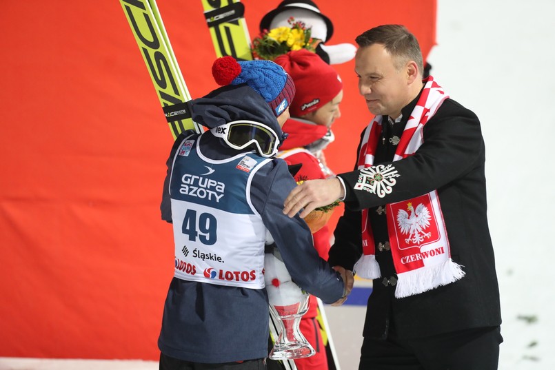 "Kamil Stoch zrobił nam wielką przyjemność, wskoczył na drugie miejsce. Polak na podium w Wiśle, naprawdę bardzo udany konkurs, bardzo się cieszę. Wspaniały wynik całej reprezentacji i wczoraj też znakomity wynik naszych skoczków, a dzisiejsze zawody potwierdzają, że są w tej chwili w bardzo dobrej dyspozycji. Mamy w tej chwili czterech zawodników w pierwszej dziesiątce. To jest światowa czołówka. Jesteśmy bardzo zadowoleni. Wszyscy" - powiedział w telewizji TVP Sport prezydent, który w niedzielę gościł w Wiśle.