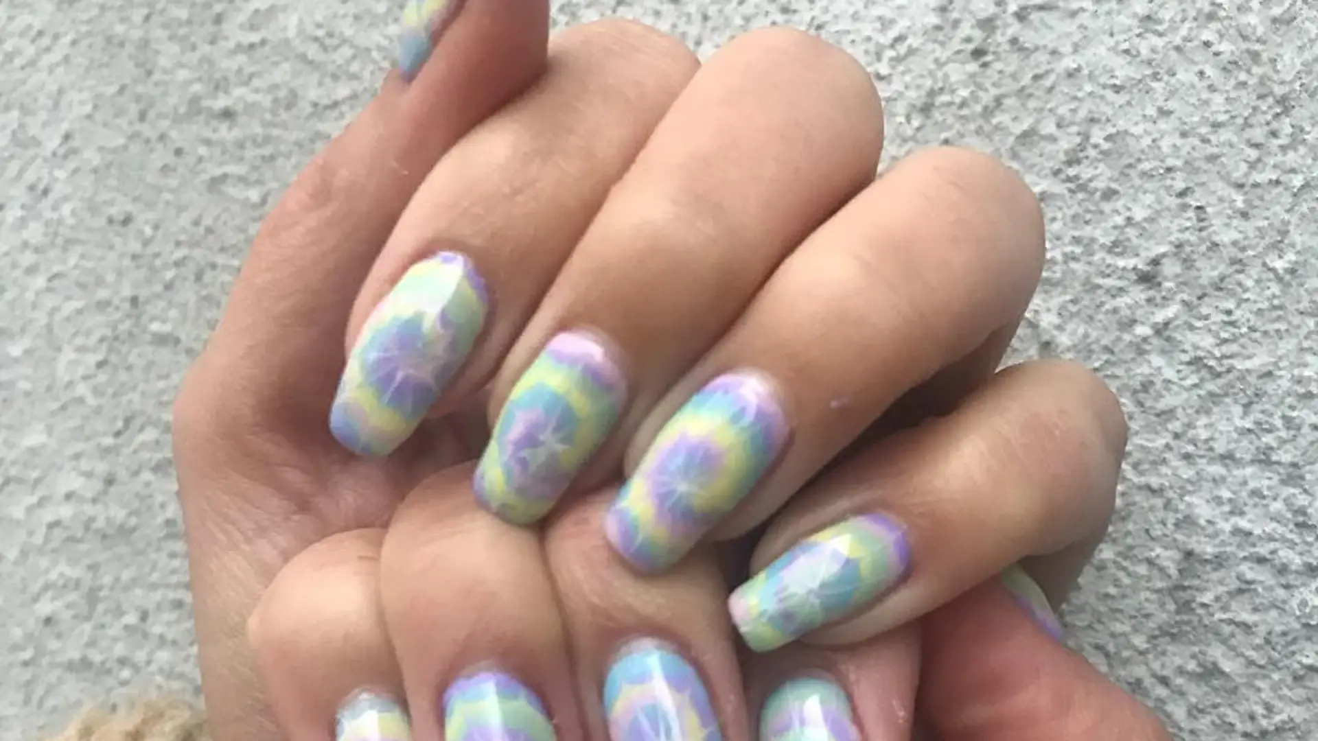 Tie dye nails - barwny i radosny manicure będzie na topie tej wiosny