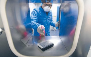 'To rozdmuchiwanie teorii o wycieku z laboratorium'. Chiński MSZ komentuje decyzje USA