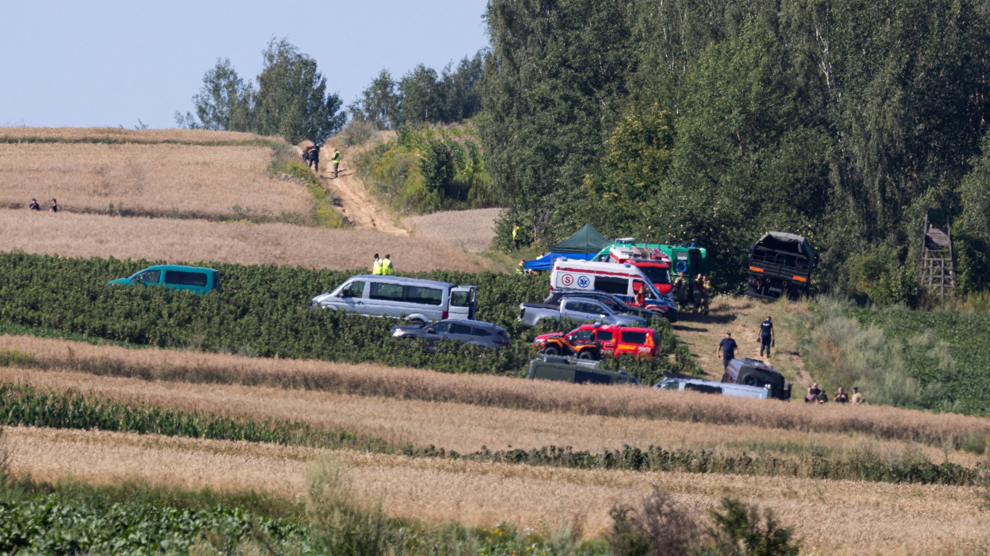 Poľské zložky skúmajú kráter na poli pri Tarnawe Kolonii po dopade a výbuchu zrejme ruskej rakety Ch-101