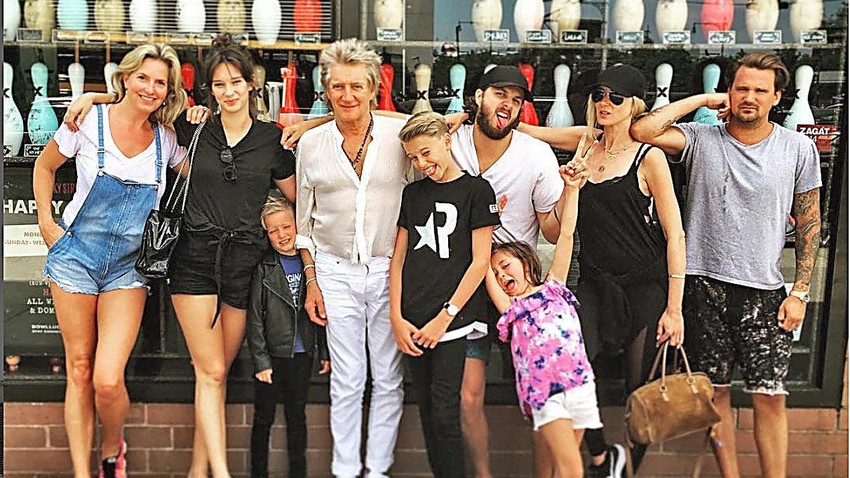 Bračni par Stjuart sa sinovima Ejdenom i Alisterom (napred), Rodovim ćerkama Rene i Kimberli, sinovima Lijamom i Šonom i unukom Delijom (sasvim napred)