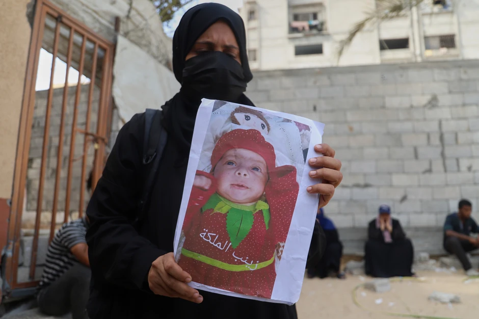 Isra Abu Halib sa slikom petomesečne Zejnab koja je umrla od posledica gladi