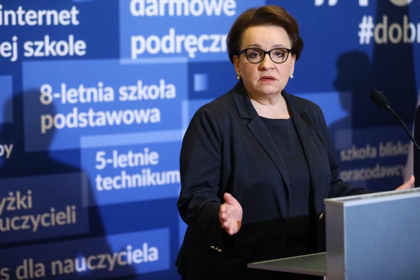 Zalewska znalazła winnych za przeludnione szkoły