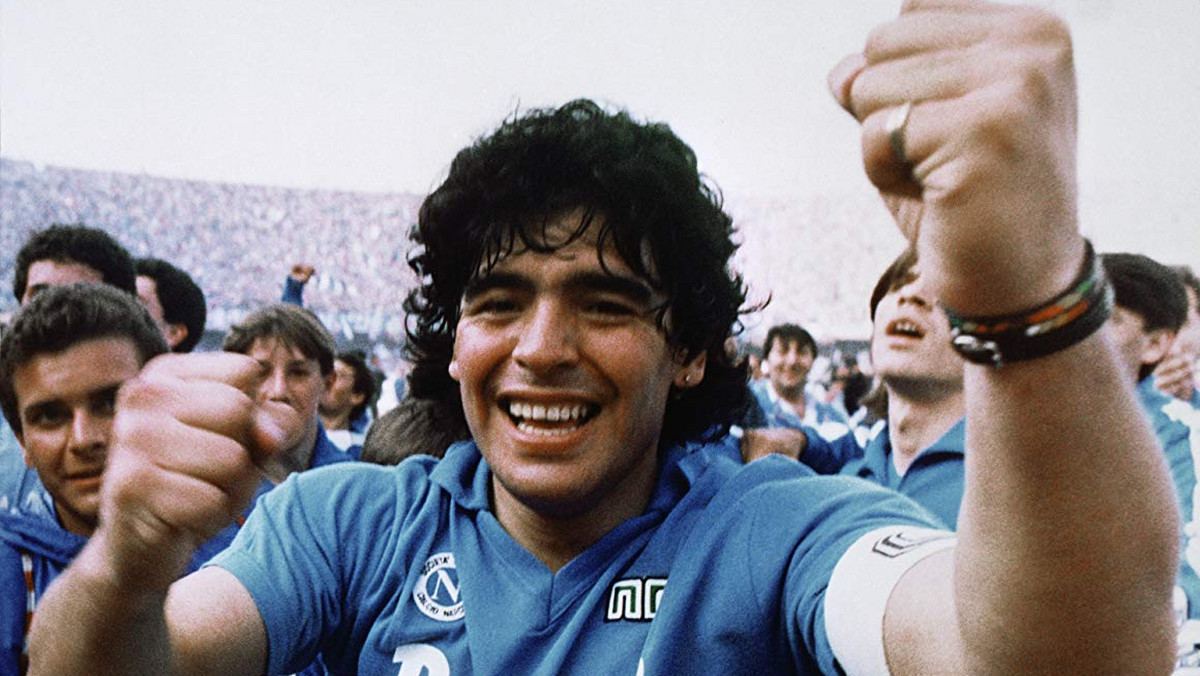 Diego Armando Maradona, jeden z największych, jak nie największy piłkarz w historii futbolu, nie żyje. Niedawno przeszedł operację usunięcia krwiaka mózgu. Zmarł w wieku 60 lat w swoim domu po tym, jak doznał ataku serca. W 2019 r. powstał dokument Asifa Kapadii "Diego", który opowiadał o legendzie, by zrozumieć go prywatnie. 