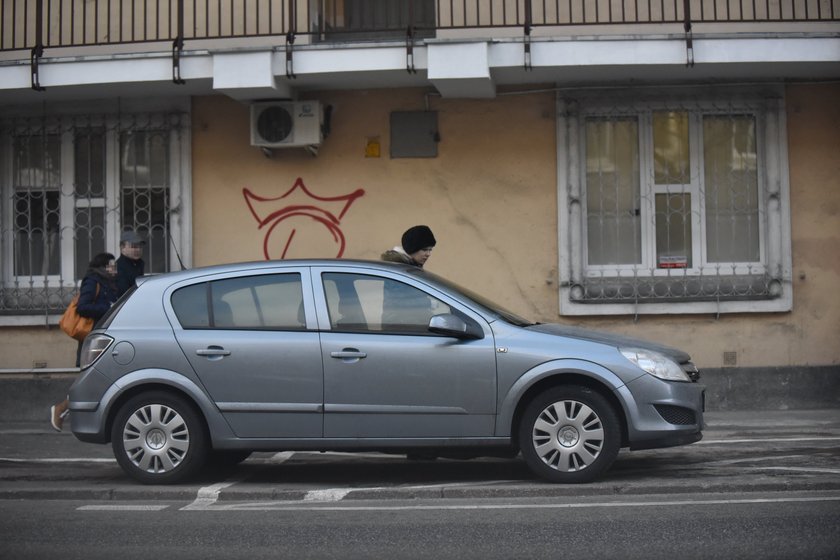 Dziewczyna Kalisza parkuje na miejscu dla niepełnosprawnych