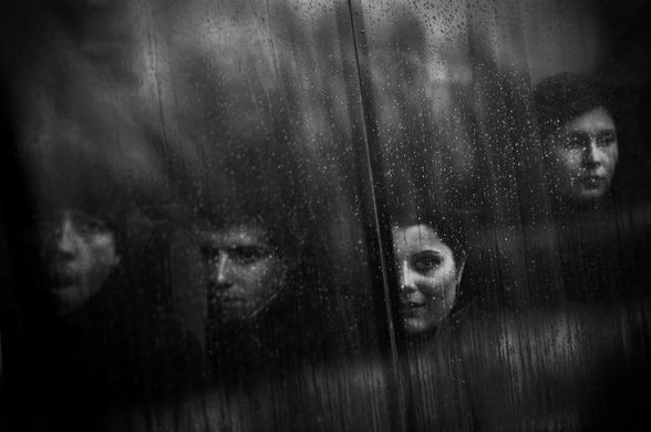 • Zdjęcie pojedyncze - zwycięzca w kategorii ŻYCIE CODZIENNE

Autor: Jacek Świerczyński, „Dziennik Wschodni”
Pasażerowie busa na dworcu autobusowym w Lublinie.
19 marca 2009