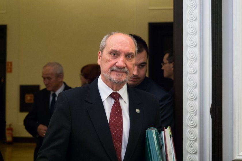 Macierewicz płaci krocie za Smoleńsk!