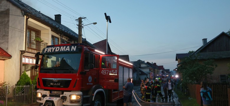Wielki pożar w Nowej Białej. Do mieszkańców trafia rządowa pomoc