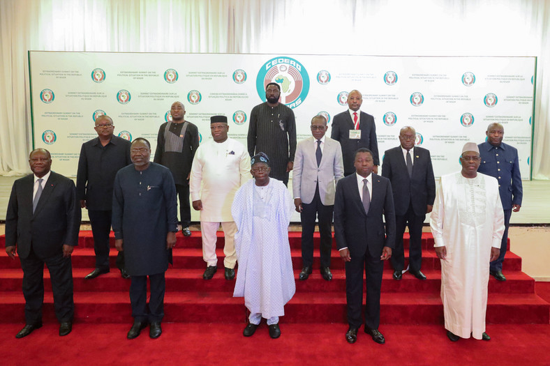 Prezydent Nigerii Bola Ahmed Tinubu (środek) i przywódcy Wspólnoty Gospodarczej Państw Afryki Zachodniej (ECOWAS) spotkali się, aby omówić sytuację polityczną w Nigrze, Abudża, Nigeria, 10 sierpnia 2023 r.