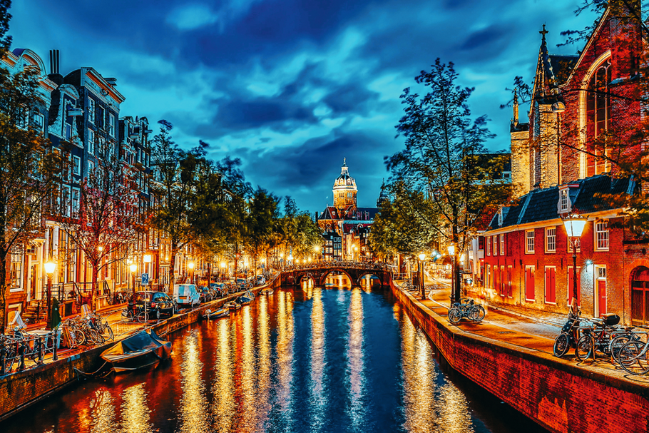 Zwiedzając Amsterdam, z perspektywy wody można poznać alternatywny świat miasta. Na zacumowanych wzdłuż kanałów barkach są wodne mieszkania, restauracje, hotele, dyskoteki, a nawet… pływający hotel dla kotów. 