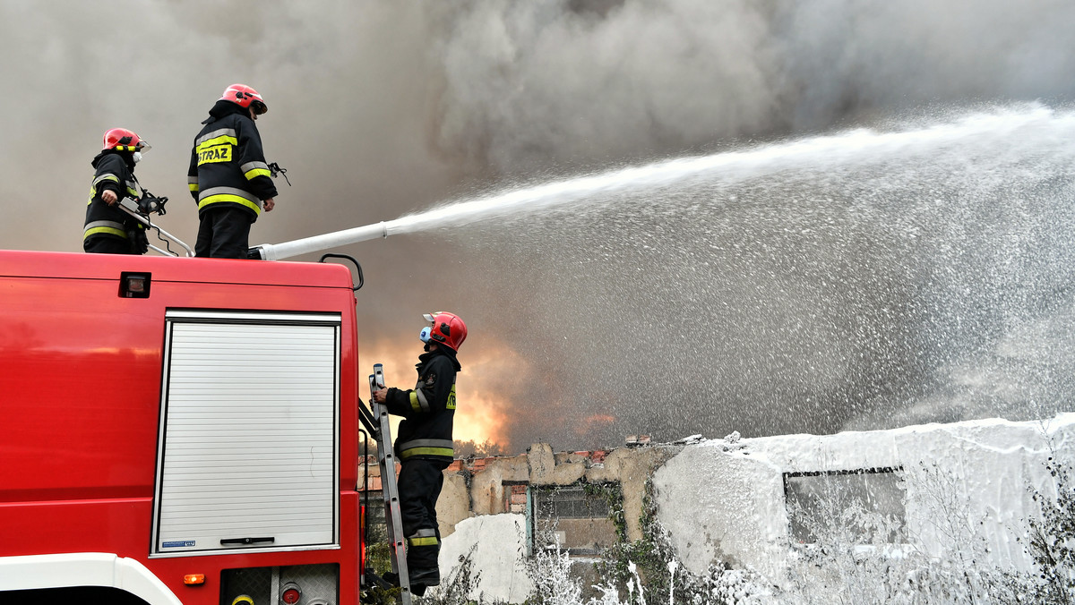 Trwa dogaszanie pożaru, jaki wczoraj po godz. 13 wybuchł na składowisku niebezpiecznych substancji w okolicach Polkowic. Na miejscu cały czas pracuje około 100 strażaków. Akcja służb może potrwać do końca dnia.