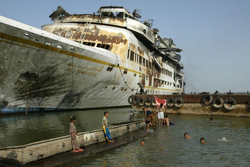 Iračka luka Basra 2003. godine: jedina luka sa dubokom vodom u zemlji posle rata iz 1991. i više godina sankcija postala je mesto skladištenja napuštenih brodova | Foto: AFP via Getty Images