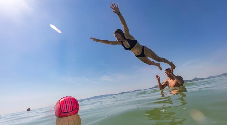 Fürdőzők a Balatonban Fonyódnál, a bélatelepi strandon 2022. július 21-én