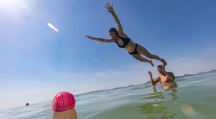 Fürdőzők a Balatonban Fonyódnál, a bélatelepi strandon 2022. július 21-én