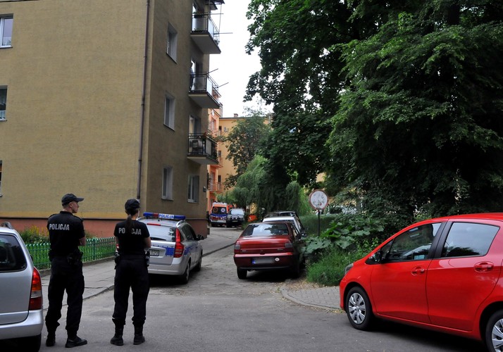 MĘŻCZYZNA ZABARYKADOWAŁ SIĘ W MIESZKANIU