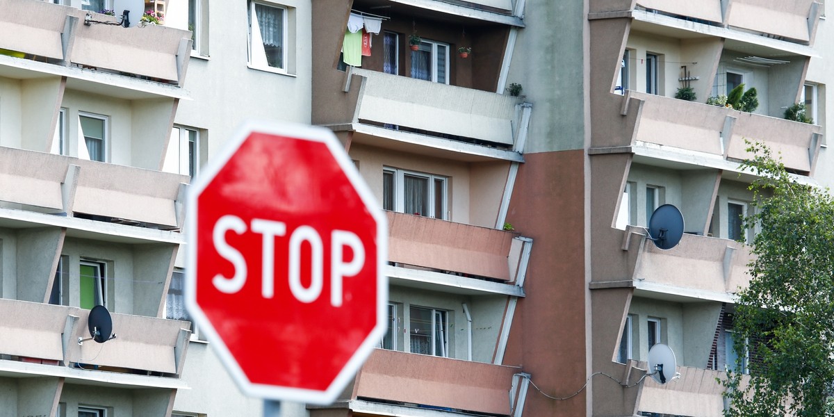 Około 60 tys. budynków z wielkiej płyty może być zmodernizowanych dzięki dopłatom do termomodernizacji, podłączeń do sieci ciepłowniczej czy instalacji odnawialnych źródeł energii. Nowe przepisy mają wejść w życie w przyszłym roku.