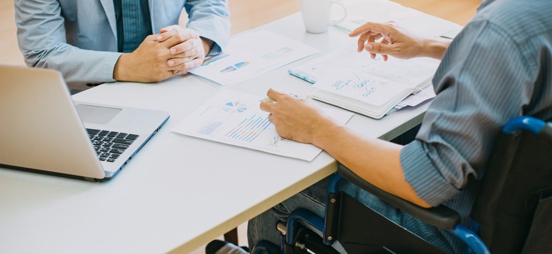 Kolejna odsłona inicjatywy ZUS. Dowiedz się, jakie świadczenia, wsparcie na rynku pracy przysługuje osobom z niepełnosprawnościami