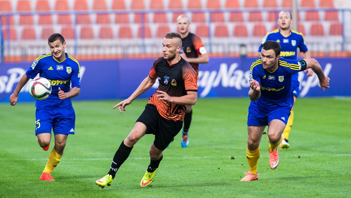 Arka Gdynia pokonała na wyjeździe KSZO 1929 Ostrowiec Świętokrzyski 2:1 (2:0) w meczu 1/8 finału Pucharu Polski. Trzecioligowiec może sobie pluć w brodę, bo w końcówce spotkania mógł remisować, lecz rzutu karnego nie wykorzystał Klaudiusz Łatkowski.