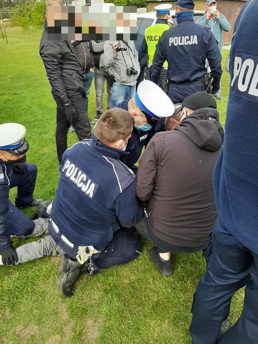 Policja zapewnia, że zatrzymała dwie osoby, które zaatakowały funkcjonariuszy  