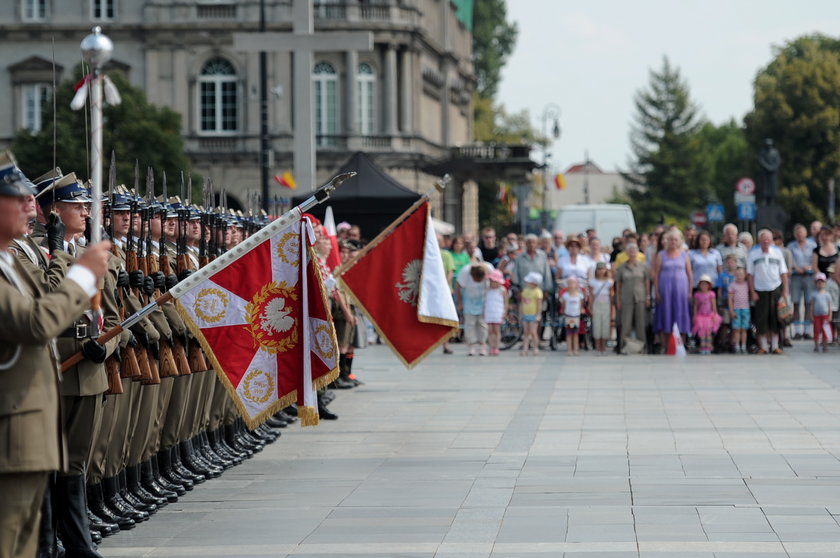 Warszawiacy zaśpiewają (nie)zakazane piosenki. Wieczorne uroczystości 71. rocznicy Powstania Warszawskiego