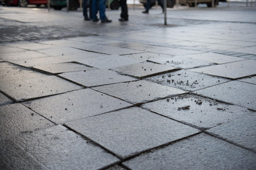 Katowice. Połamane płyty chodnikowe na ulicy Mariackiej