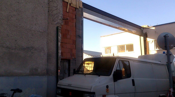 Kisteherautókkal torlaszolták el a börtönkaput / Fotó: Blikk