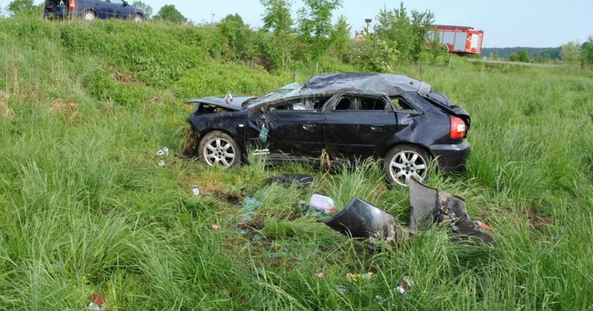 Nowy Dzików policja znalazła rozbity samochód, kierowca i