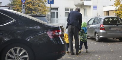 Do czego zastępca Zbigniewa Ziobry używa służbowego samochodu? "Fakt" przyłapał go na gorącym uczynku