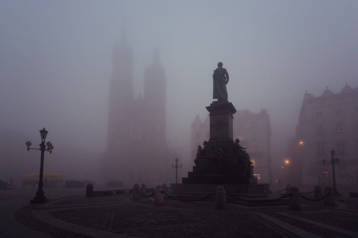 IMGW ostrzega przed gęstą mgłą w ośmiu województwach