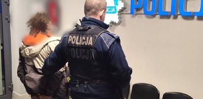 Koszmar w Augustowie. 27-latek oblał benzyną i podpalił brata.  Policjanci uratowali kobietę z płonącego domu