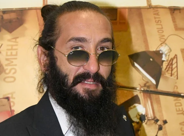 Nije ni otvorio pakovanje viršli, nego stavio celo plastično pakovanje u vrelu vodu: Fanatici rijalitija gledaju i krste se!