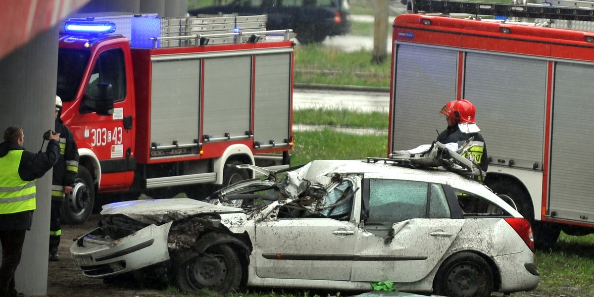 samochód spadł z wiaduktu