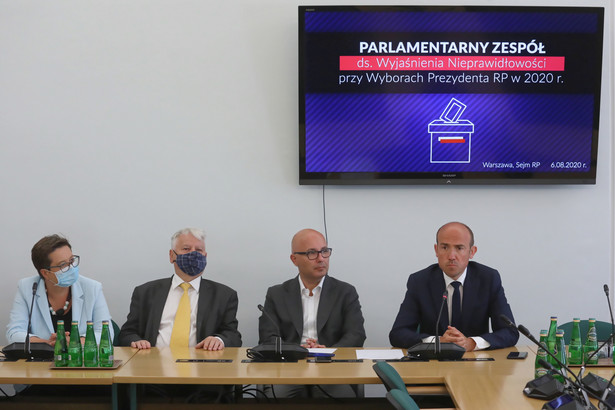 Warszawa, 06.08.2020. Przewodniczący PO Borys Budka (P), poseł PO Robert Kropiwnicki (2P), wicemarszałek Senatu Bogdan Borusewicz (2L) oraz posłanka KO Katarzyna Lubnauer (L) podczas pierwszego posiedzenia zespołu KO ds. wyjaśnienia nieprawidłowości w wyborach prezydenckich w Sejmie, 6 bm. (kf) PAP/Tomasz Gzell