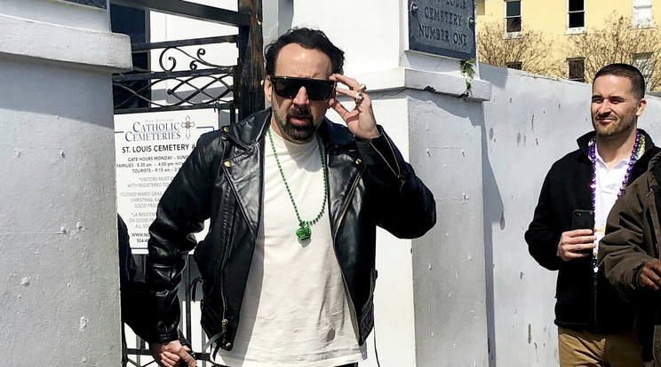 Nicolas Cage feltehetően az új barátnőjével látogatta meg a piramisalakú sírkövet / Fotó: Northfoto