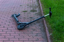 7 zabitych, setki rannych. Jazda na hulajnodze coraz częściej kończy się tragedią