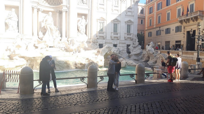 Przy fontannie di Trevi ledwie kilku turystów