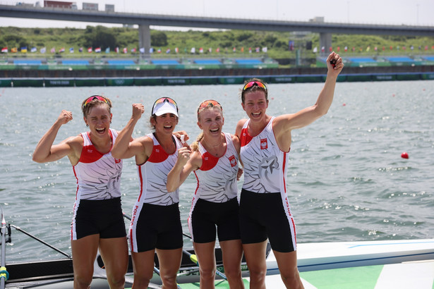 Maria Sajdak (2-L) celebrująca wraz z koleżankami zdobycie srebrnego medalu w wioślarskich czwórkach podwójnych podczas IO w Tokio