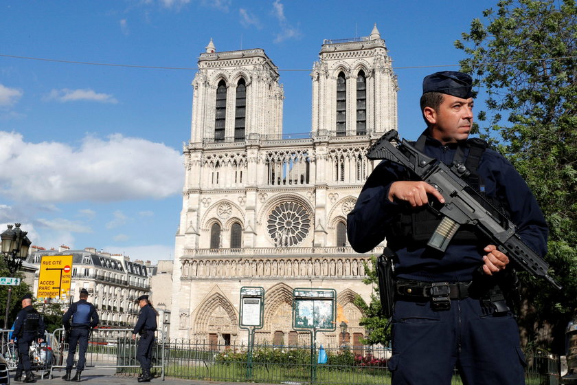 Francja. Atak na policjanta w Paryżu. Sprawca zaatakował młotkiem