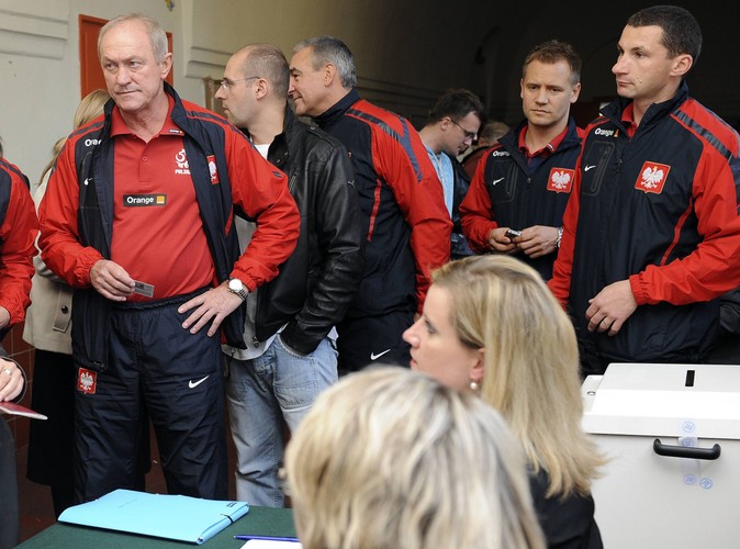 Franciszek Smuda i jego ludzie w lokalu wyborczym