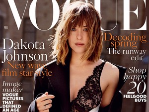 Dakota Johnson csipkés kombinéban a Vogue címlapján